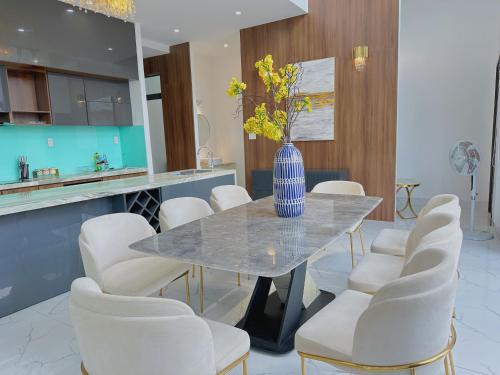 een eetkamer met een tafel en witte stoelen bij Private 5Brs Pool Villa Luxurious Furniture in Da Nang