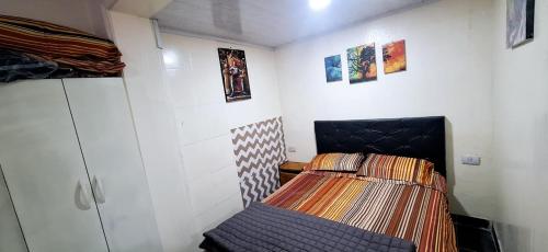una piccola camera con un letto in una stanza di Apartamento MADERO a Buenos Aires