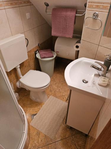 un piccolo bagno con servizi igienici e lavandino di Studios Magnolia a Trogir