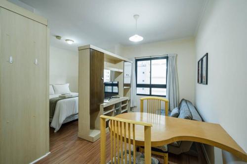 サンパウロにあるBHomy Pinheiros Localização privilegiada EX1407のテーブル付きの部屋、ベッド付きのベッドルーム1室が備わります。