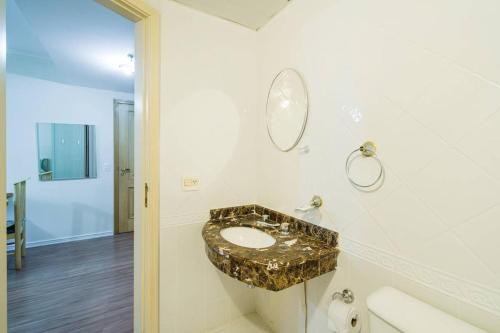 y baño con lavabo y espejo. en BHomy Pinheiros Localização privilegiada EX1407, en São Paulo