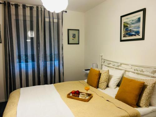 um quarto com uma cama com uma bandeja de frutas em Apartman “Destiny” em Rijeka