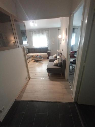 - un salon avec un canapé dans l'établissement Studio cosy à 10 minutes du centre-ville., à Saint-Étienne