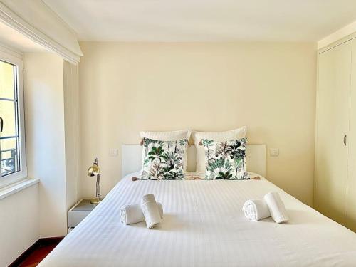 - une chambre blanche avec un grand lit blanc et 2 oreillers dans l'établissement Rose 3-Plage- climatisation, à Menton