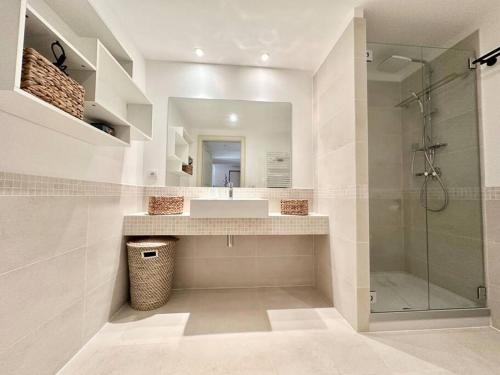 une salle de bain avec un lavabo et une douche dans l'établissement Rose 3-Plage- climatisation, à Menton