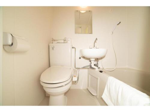 Baño blanco con aseo y lavamanos en Tabata Oji Hotel - Vacation STAY 89860v, en Tokio