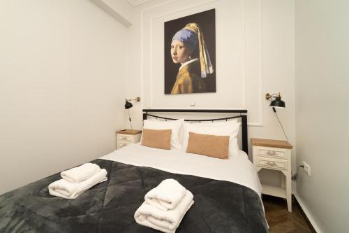 1 dormitorio con 1 cama grande y una pintura en la pared en villa Chris en Pylos