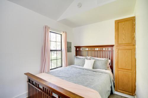 Ένα ή περισσότερα κρεβάτια σε δωμάτιο στο Charming Biloxi Studio with Community Pool and Lake!