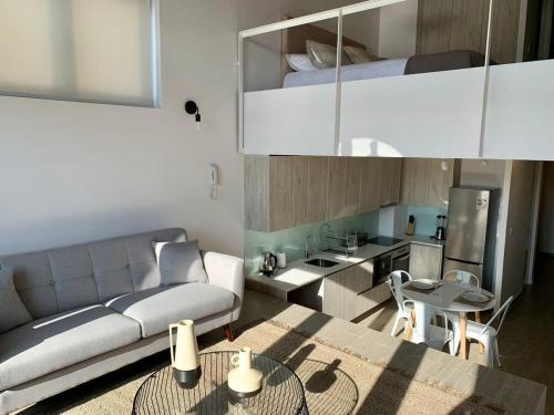 a living room with a couch and a table at HOM I En Cerro Baron Cómodo Loft Jardín, Estacionamiento 1709 in Valparaíso