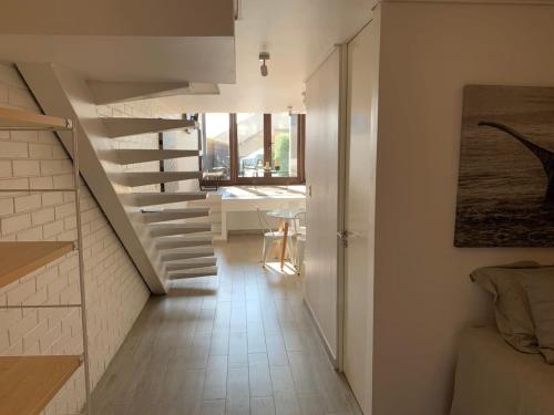 a hallway with a staircase in a house at HOM I En Cerro Baron Cómodo Loft Jardín, Estacionamiento 1709 in Valparaíso