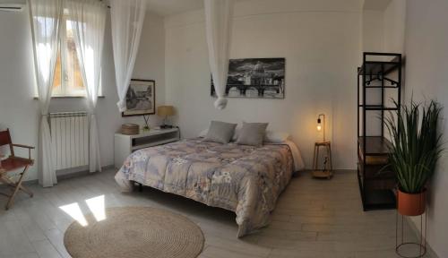 ローマにあるAppartamentoのベッドルーム1室(ベッド1台、テーブル、棚付)