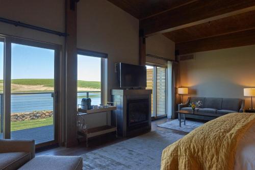 um quarto com uma cama e vista para o oceano em Eritage Resort em Walla Walla