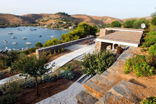 - une vue aérienne sur un port avec des bateaux dans l'eau dans l'établissement House garden, à Ioulída