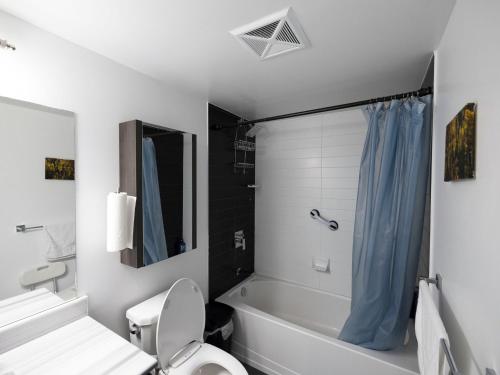 een badkamer met een bad, een toilet en een douche bij Executive 3 Bedroom Town House in Mississauga