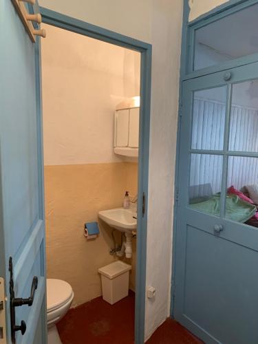 une salle de bain avec toilettes et lavabo dans l'établissement Apartment Maison La Roche, à Peyriac-de-Mer