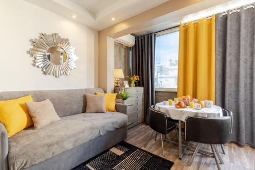 un salon avec un canapé et une table dans l'établissement Studio Centre-Palais 7 min-Plages, à Cannes