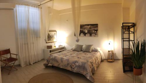 ローマにあるAppartamentoのベッドルーム1室(ベッド1台、テーブル、椅子付)