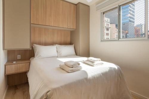 Katil atau katil-katil dalam bilik di BHomy Centro Confortável e bem localizado MB611