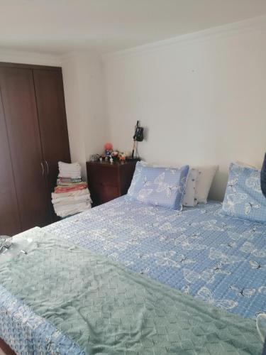 sypialnia z łóżkiem z niebieską kołdrą w obiekcie habitacion amoblada con baño w mieście Bucaramanga