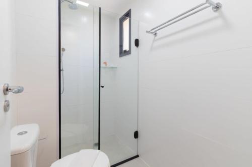 a bathroom with a glass shower stall and a toilet at BHomy Perdizes Ideal para 4 hóspedes DH306 in Sao Paulo