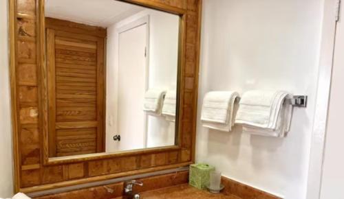 W łazience znajduje się lustro i umywalka. w obiekcie Vacation getaway with beach access & balcony w mieście Cancún