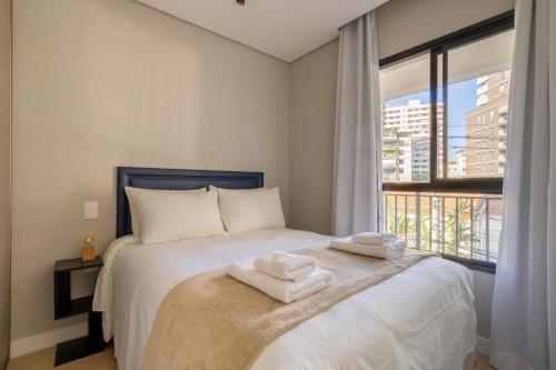 BHomy V Madalena - Ap c suíte e varanda MEYER210 في ساو باولو: غرفة نوم عليها سرير وفوط