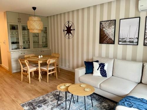 uma sala de estar com um sofá e uma mesa em Blue Apartament - HOME APART em Ostróda