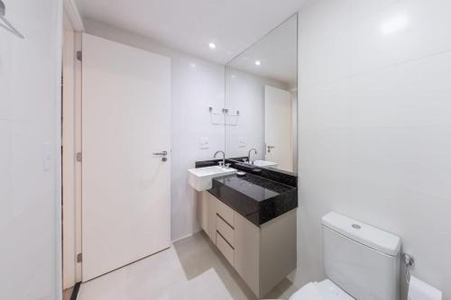 biała łazienka z umywalką i toaletą w obiekcie BHomy Perdizes - Garagem e piscina c vista VA802 w São Paulo