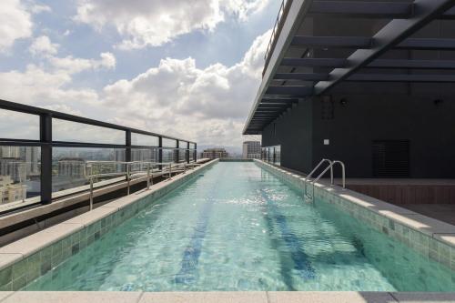a swimming pool on the top of a building at BHomy Perdizes - a 5min do Allianz Parque VA2006 in Sao Paulo