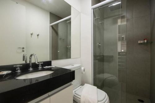 ein Bad mit einem WC, einem Waschbecken und einer Dusche in der Unterkunft BHomy Perdizes Vista do Allianz Parque TS808 in São Paulo