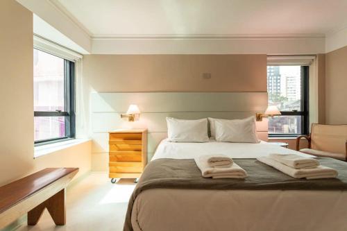um quarto com uma cama com duas toalhas em BHomy Jardins Para chamar de seu MD21 em São Paulo