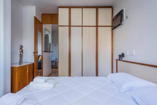 a bedroom with two white beds and a closet at BHomy Jardins Próximo à Paulista PF93 in Sao Paulo