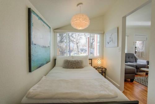 een groot bed in een kamer met een raam bij Vintage Tiny House CUTE 1BDRM Big Appeal in Colorado Springs