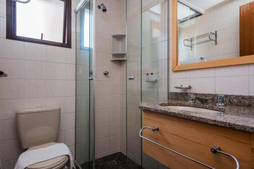 ein Badezimmer mit einem WC, einem Waschbecken und einem Spiegel in der Unterkunft BHomy Bela Vista Próximo Sírio Libanês RPL308 in São Paulo