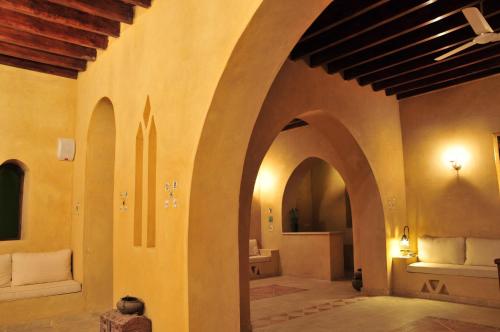 an arched hallway in aacienda with a room with at El Beyt Farmhotel in Az Zabū