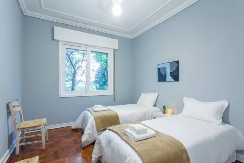 2 camas en una habitación con paredes azules en BHomy Paulista Reformado na Bela Cintra VZ32, en São Paulo