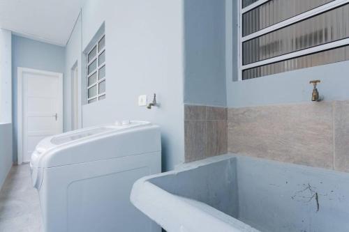 baño blanco con bañera y aseo en BHomy Paulista Reformado na Bela Cintra VZ32, en São Paulo