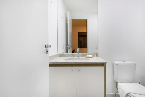 uma casa de banho com um lavatório e um WC em BHomy Butanta - Para até 3 pessoas SM46 em São Paulo