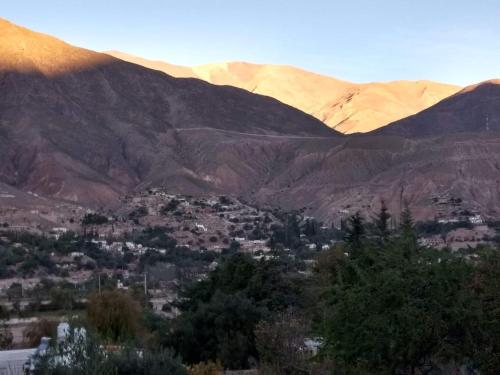 vistas a un valle con montañas en el fondo en La Calabaza Cabaña en Tilcara