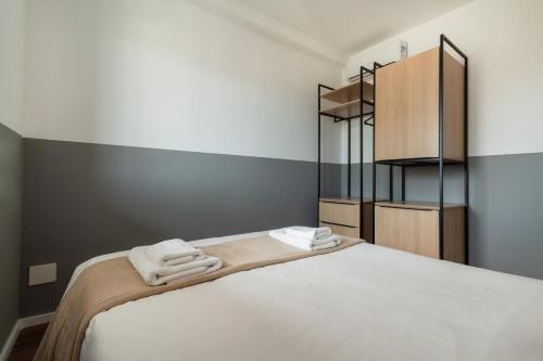 um quarto com uma cama com toalhas em BHomy Consolacão - Espacoso e completo CP 2205 em São Paulo