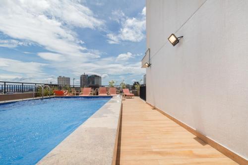 uma piscina ao lado de um edifício em BHomy Consolacão - Espacoso e completo CP 2205 em São Paulo