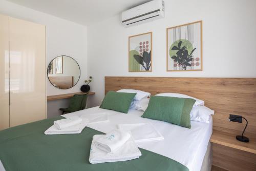 Giường trong phòng chung tại Dada Luxury Apartment A1