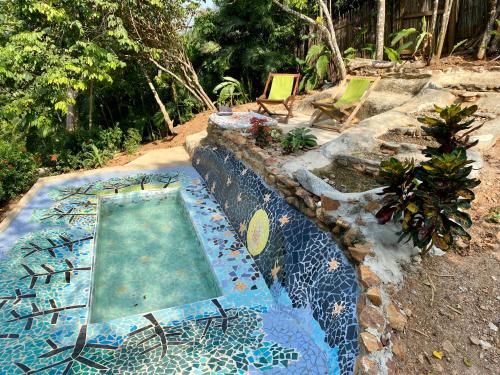 uma piscina com mesa e cadeiras num quintal em Casa Azulverde Palomino - Breakfast Inclusive em Palomino