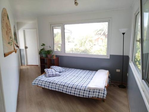 イスラ・デ・マイポにあるPosada Al Ríoのベッドルーム1室(ベッド1台、プライド毛布、窓付)
