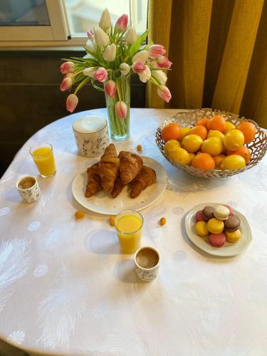 un tavolo con piatti di cibo e una ciotola di frutta di Studio Centre-Palais 7 min-Plages a Cannes