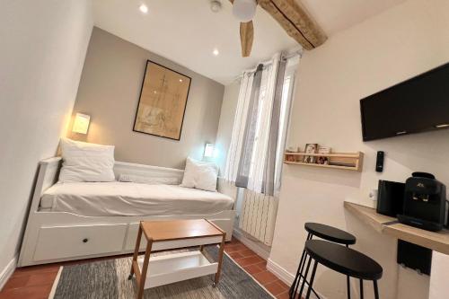 une petite pièce avec un lit, une table et des chaises dans l'établissement Old Antibes - 2 people, à Antibes