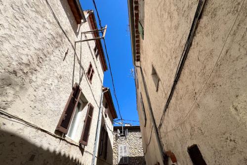 une allée entre deux bâtiments avec le ciel en arrière-plan dans l'établissement Old Antibes - 2 people, à Antibes