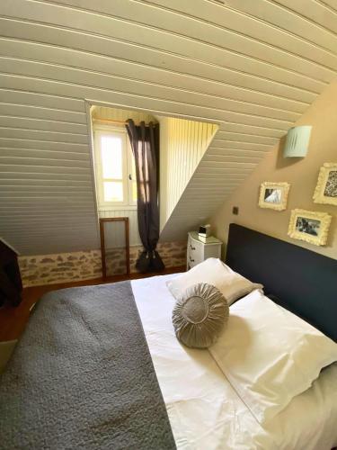 una camera da letto con un letto con un cuscino sopra di MAS DE JOUAS Remy a Saint-Rémy