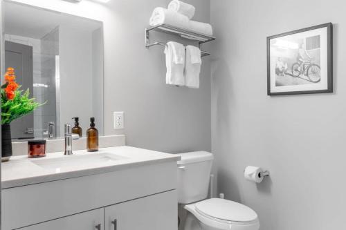 ein weißes Bad mit einem Waschbecken und einem WC in der Unterkunft Convenient DT location with 98 Walk Score in Cincinnati