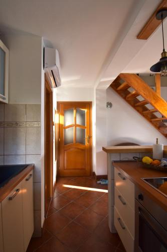 Apartments Villa Serventiにあるキッチンまたは簡易キッチン
